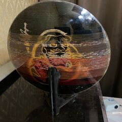 床の間や玄関に飾るようなだるまさんの皿の画像
