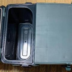 テーブル&クーラーボックスの画像