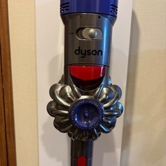 無料（バッテリー不良）dyson V8 fluffy　スタンド付き　無料であげますの画像