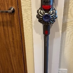 無料（バッテリー不良）dyson V8 fluffy　スタンド付...
