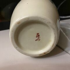 花柄と鳥の絵の花瓶の画像