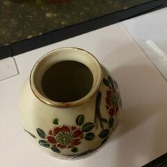 花柄と鳥の絵の花瓶の画像