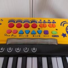 おもちゃのキーボードの画像