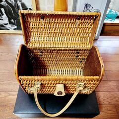 【お値下・９月末取消予定】ラタンのびっくり軽量ハンドバッグ。夏らしく涼やかな印象のお品、いかがでしょうか？の画像