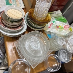 食器まとめ売りたくさんの画像