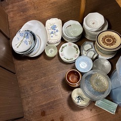 食器まとめ売りたくさんの画像