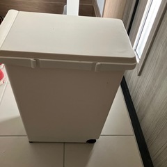 ゴミ箱の画像