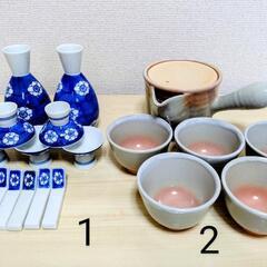 A 1)ソース入れと爪楊枝入れ､2)醤油差しと冷酒グラス､3)おちょこ､4)箸置き､Ｂ→1)白梅徳利､おちょこ､2)急須と湯呑み茶碗､3)酒グラス､4)醤油差しの画像