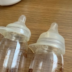 Pigeon 哺乳瓶4本と消毒ケースセット
の画像