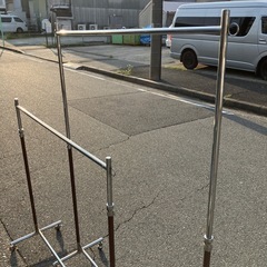 業務用ハンガーラック　重量感あり　シルバー　ブラウン　家具　インテリア　店舗用品　錆あり　什器【2台あり/1台の価格】【横118cm高106〜175】の画像