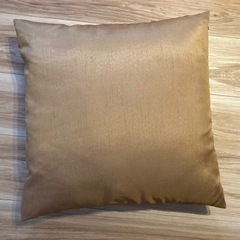 シンプルなクッション3個セットの画像