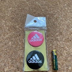 adidas缶バッジ　２個セットの画像