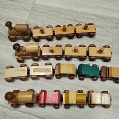 磁石でつながる木の汽車の画像