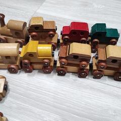 磁石でつながる木の汽車の画像