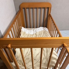 木製ベビーベッドの画像