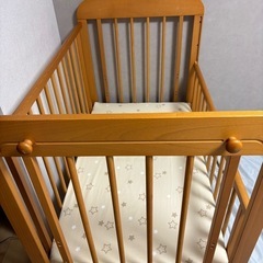 木製ベビーベッドの画像