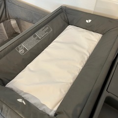Joie ベビーベッド　オムツ替え台付き　の画像