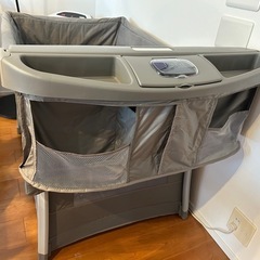 Joie ベビーベッド　オムツ替え台付き　の画像