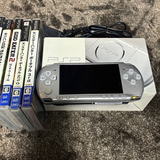 PSP-3000 とソフト5本 (ぁぉぃ) 羽後牛島のポータブルゲーム