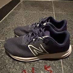 ランニングシューズ（ニューバランス紺色26.5㌢）