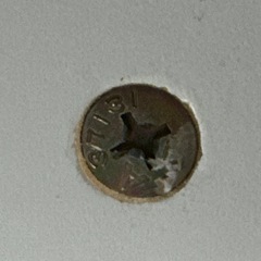 食器棚　ネジ潰されてしまいました（涙）