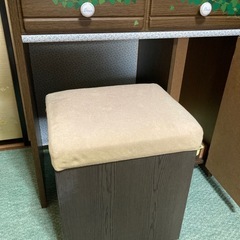 コンパクトなドレッサー(鏡台)の画像