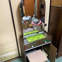 コンパクトなドレッサー(鏡台)の画像