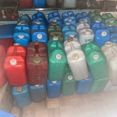 灯油ポリタンク　残り3個の画像