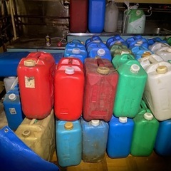 灯油ポリタンク　残り3個の画像