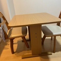 ダイニングテーブル、回転椅子２つセットの画像