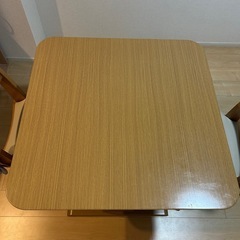 ダイニングテーブル、回転椅子２つセットの画像