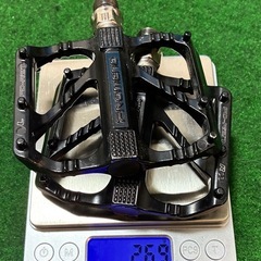 自転車ペダル　軽量の画像