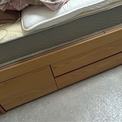 ダブルベッドとマットレスセットの画像