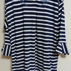 レディース　お洒落着です。後ろのリボンが可愛いカットソー②　前は刺繍入り　３Ｌサイズ　少し長めです。トップス　紺　シマの画像