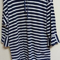 レディース　お洒落着です。後ろのリボンが可愛いカットソー②　前は刺繍入り　３Ｌサイズ　少し長めです。トップス　紺　シマの画像
