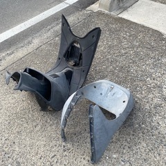 中古 純正部品 スズキ SUZUKI レッツ2 シールドレッグ ステップフロアの画像