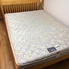 ダブルベッド&マットレス付きの画像