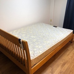 ダブルベッド&マットレス付きの画像