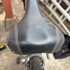 パンクした自転車の画像