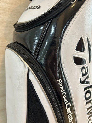 TaylorMade スタンド／カート兼用ゴルフバッグ 白黒 ロゴ入り／収納充実／雨カバー付き