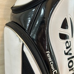 TaylorMade スタンド／カート兼用ゴルフバッグ 白黒 ロゴ入り／収納充実／雨カバー付きの画像