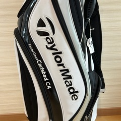 TaylorMade スタンド／カート兼用ゴルフバッグ 白黒 ロゴ入り／収納充実／雨カバー付きの画像