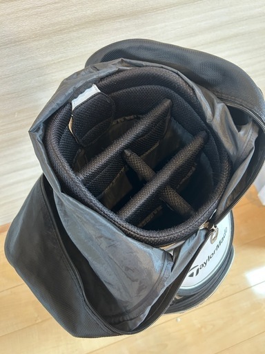 TaylorMade スタンド／カート兼用ゴルフバッグ 白黒 ロゴ入り／収納充実／雨カバー付き