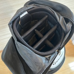 TaylorMade スタンド／カート兼用ゴルフバッグ 白黒 ロゴ入り／収納充実／雨カバー付きの画像