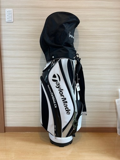 TaylorMade スタンド／カート兼用ゴルフバッグ 白黒 ロゴ入り／収納充実／雨カバー付き