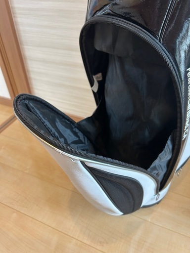 TaylorMade スタンド／カート兼用ゴルフバッグ 白黒 ロゴ入り／収納充実／雨カバー付き