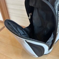 TaylorMade スタンド／カート兼用ゴルフバッグ 白黒 ロゴ入り／収納充実／雨カバー付きの画像