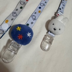 🌈2つ未使用　miffy おしゃぶりホルダーの画像