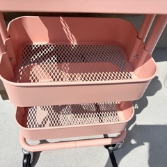 IKEA ロースフルト 蓋付き ワゴン ピンクの画像