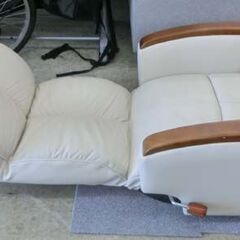 回転座椅子 レバー式リクライニング アイボリー 白系 フロアチェア 肘付き本革座椅子 ポケットコイル レザー ポケット付き 札幌 西野店の画像